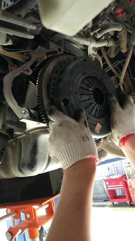 xqs70-z9288更换离合器_汽车离合器片更换步骤_离合器片新旧对比