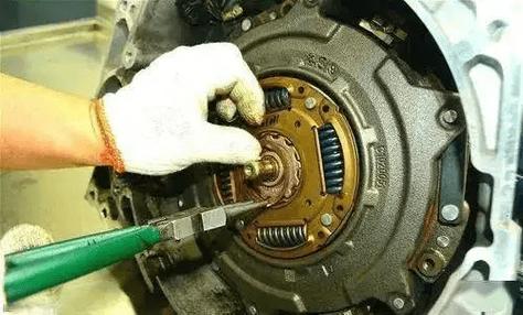 踏板摩托车离合器响_离合器打滑故障原因_离合器分离不彻底诊断方法