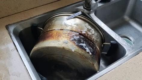 烧焦锅清洗方法醋_冰箱门框加热丝烧焦气味_离合器烧焦味需要换吗