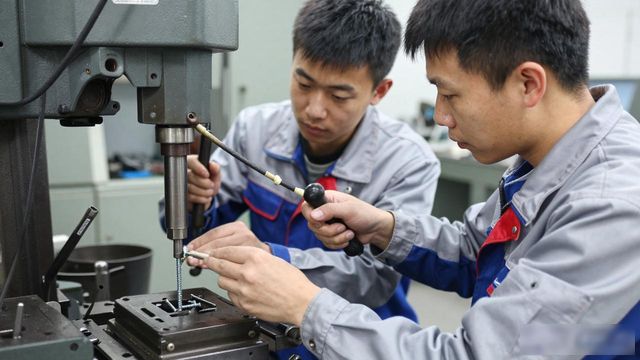 收割机离合器改装视频_盲人修车 改装农机 合作社